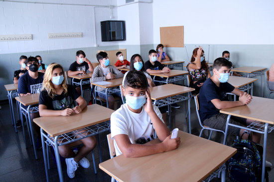 Secondary school students in Tortosa on the first day of the 2020-2021 academic year (by Jordi Marsal)